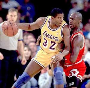 Magic Johnson defendido por Michael Jordan en partido Angeles Lakers vs Chicago Bulls